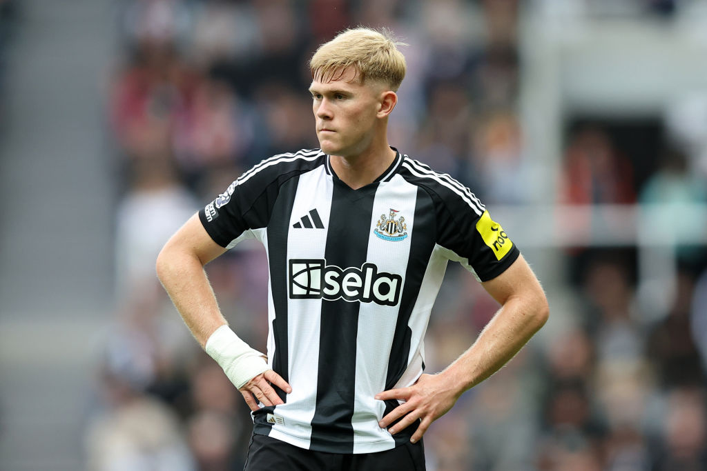 Lewis Hall thi đấu cho Newcastle United tại St. James' Park