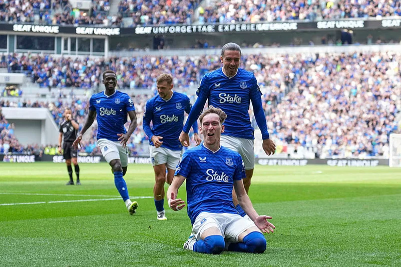 James Garner (Everton) tranh bóng với cầu thủ Brighton trong trận đấu ngày 24/8/2025