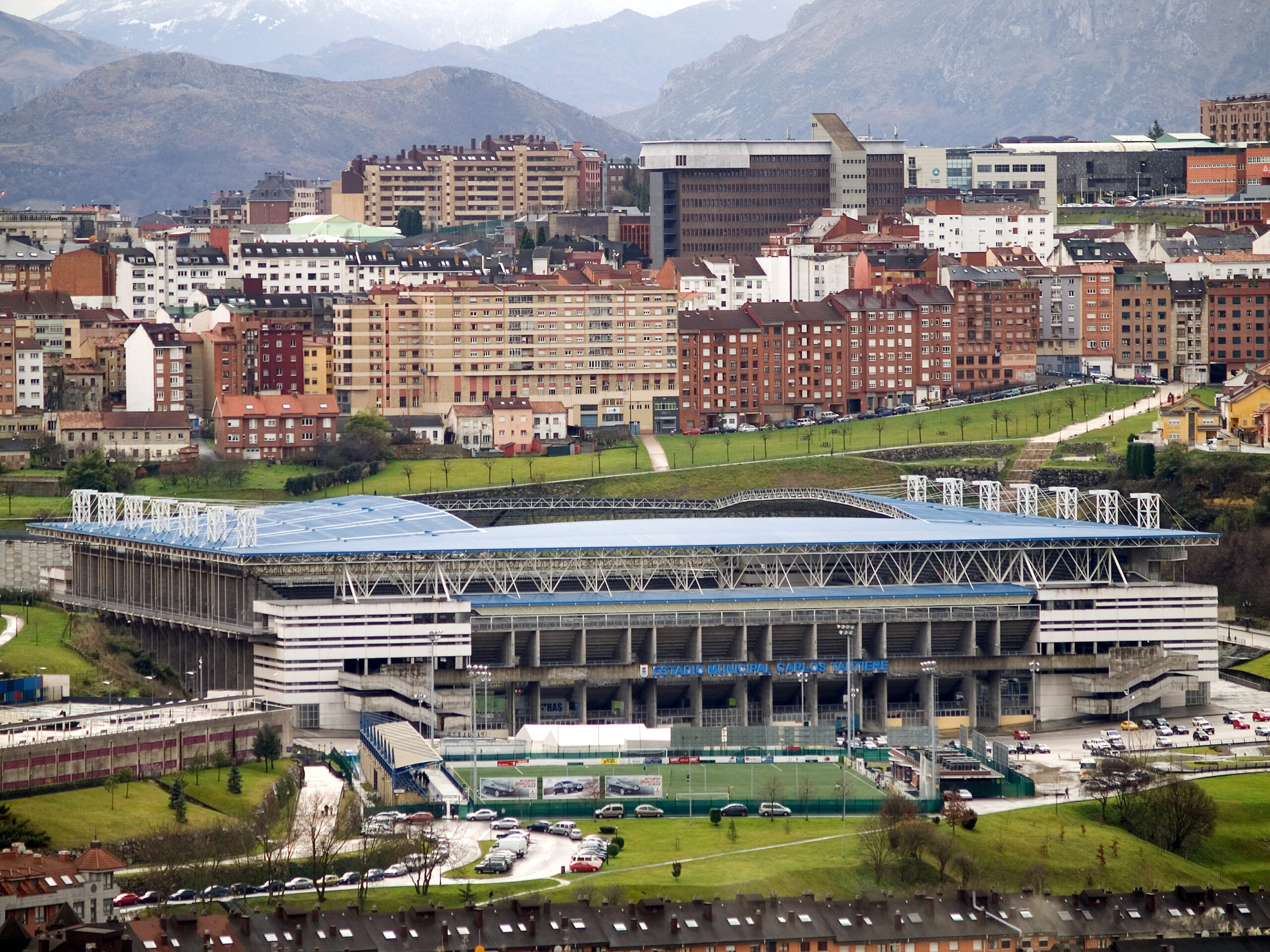 Toàn cảnh sân Estadio Municipal Carlos Tartiere, nơi diễn ra trận đấu Oviedo vs Barcelona ngày 24/09/2025.