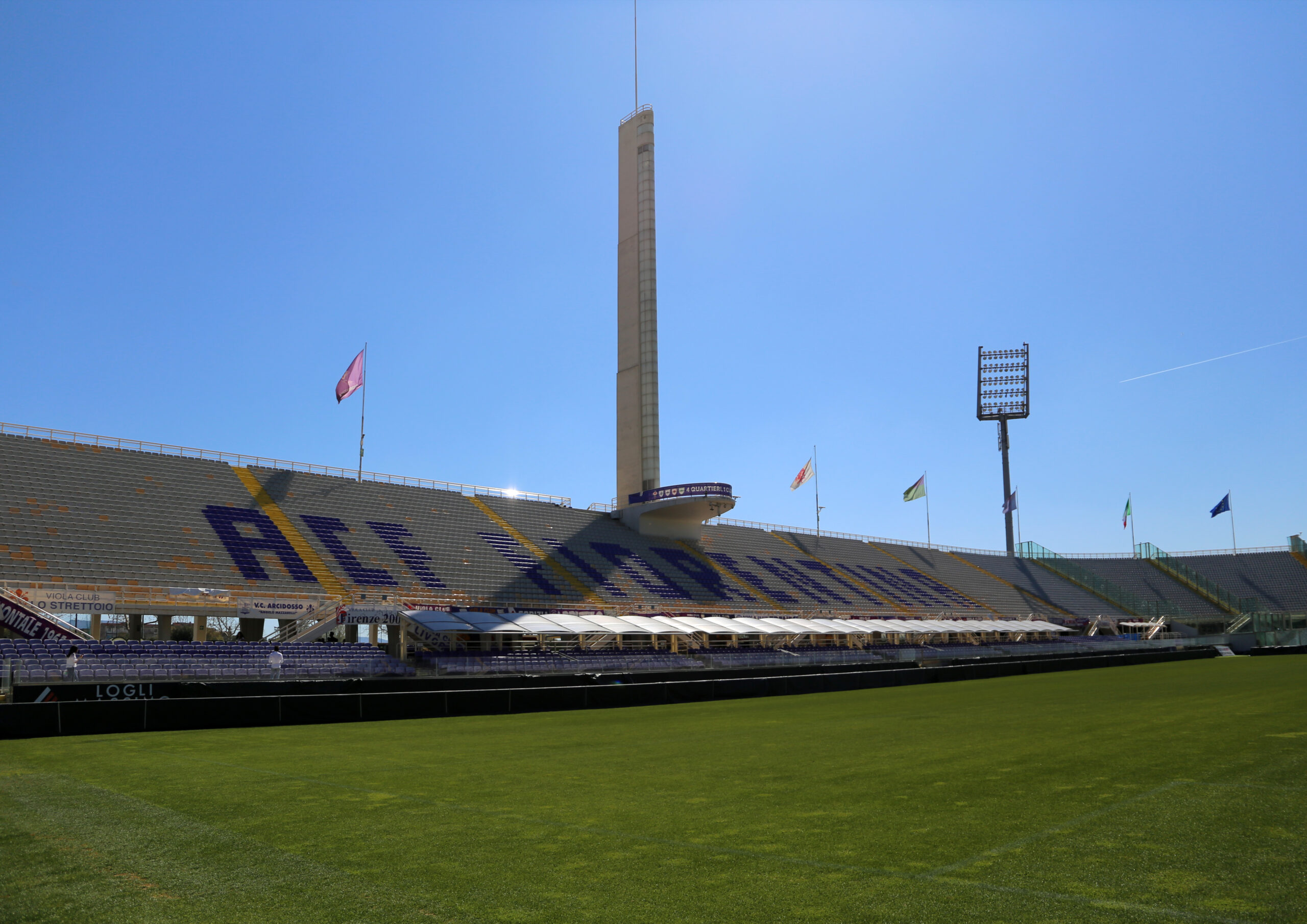 Toàn cảnh sân Stadio Artemio Franchi, nơi diễn ra trận đấu.