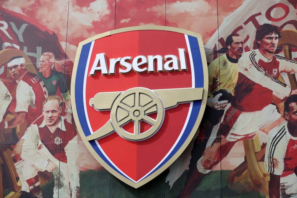 Cận cảnh logo Arsenal trên mặt ngoài Emirates Stadium