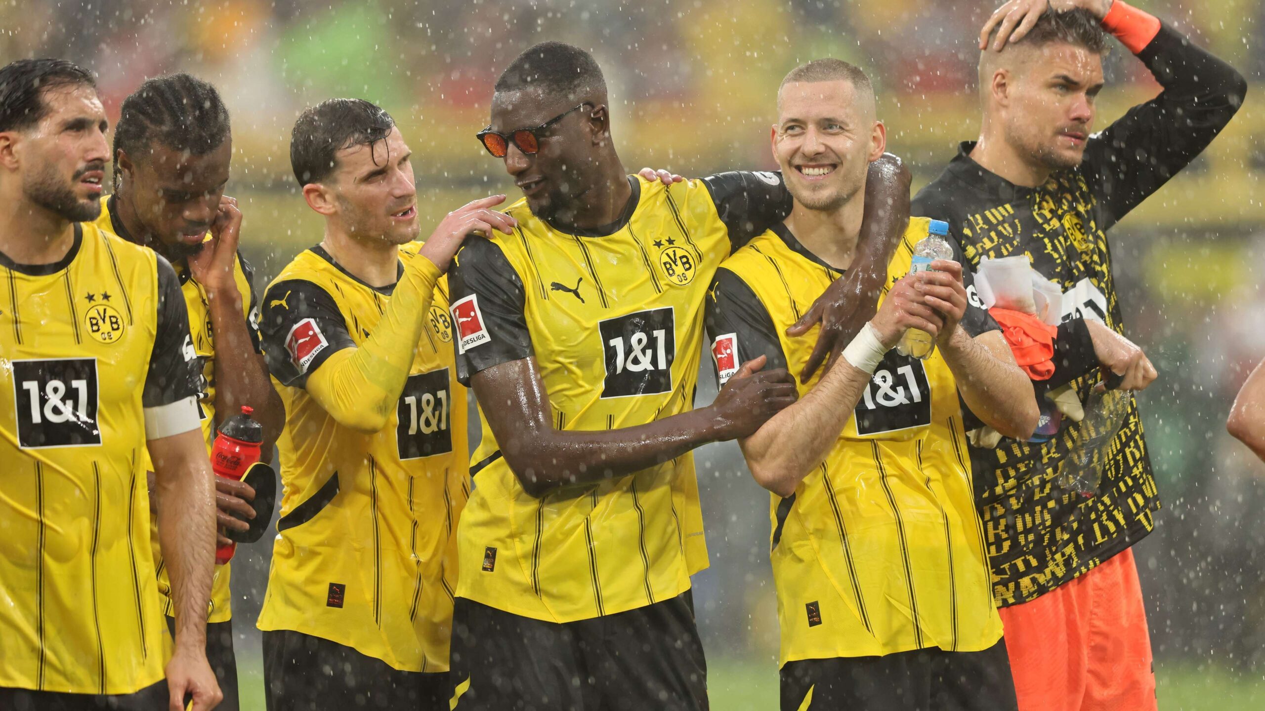 Các cầu thủ Borussia Dortmund trong trận Bundesliga 2025