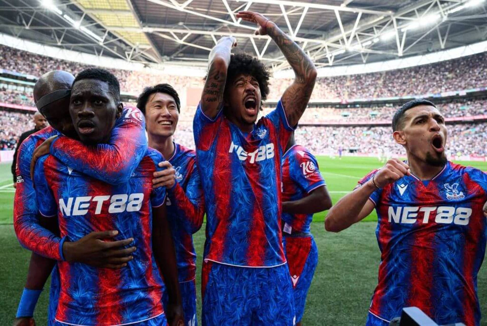 Crystal Palace ăn mừng FA Cup 2025