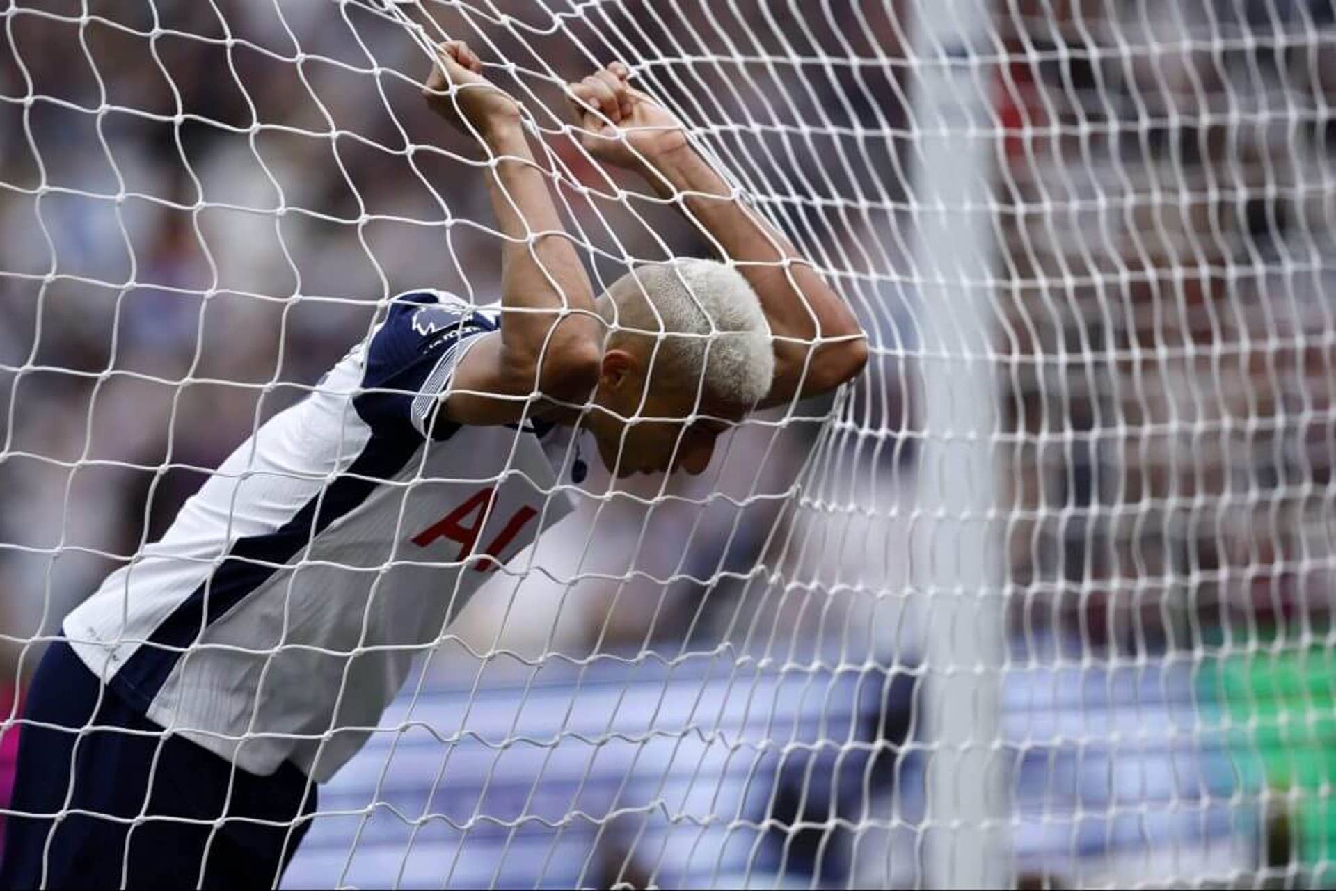 Richarlison (Tottenham) phản ứng trong trận đấu với West Ham tại London Stadium