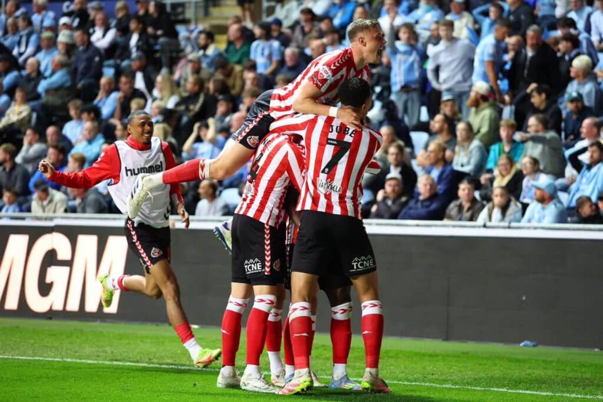Eliezer Mayenda của Sunderland ăn mừng bàn thắng cùng đồng đội tại play-off 2025