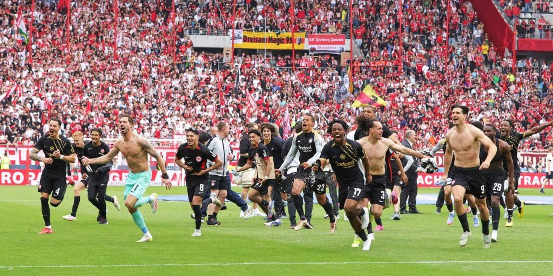 Các cầu thủ Eintracht Frankfurt ăn mừng chiến thắng, mùa giải 2025