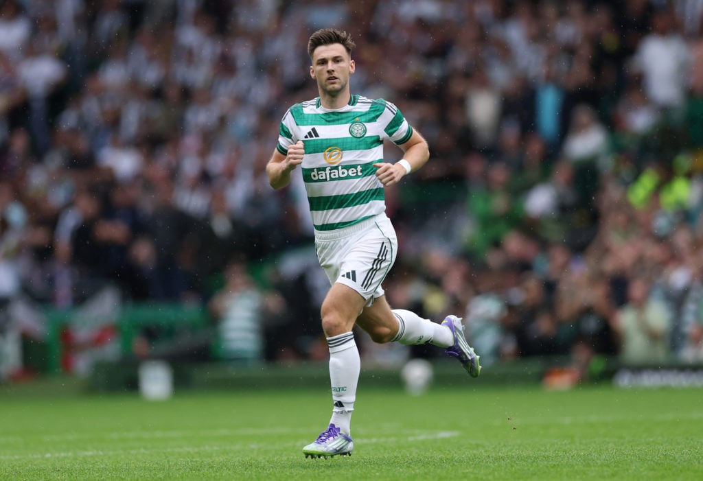 Kieran Tierney trong màu áo Celtic đối đầu Newcastle