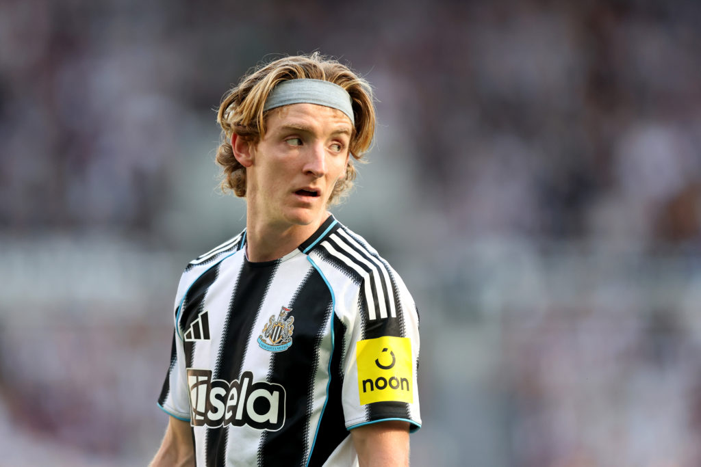 Anthony Gordon trong trận giao hữu Newcastle vs Atletico Madrid, tháng 8/2025