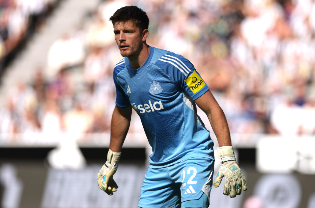 Thủ môn Nick Pope (Newcastle) trong trận giao hữu với Atletico Madrid 2025
