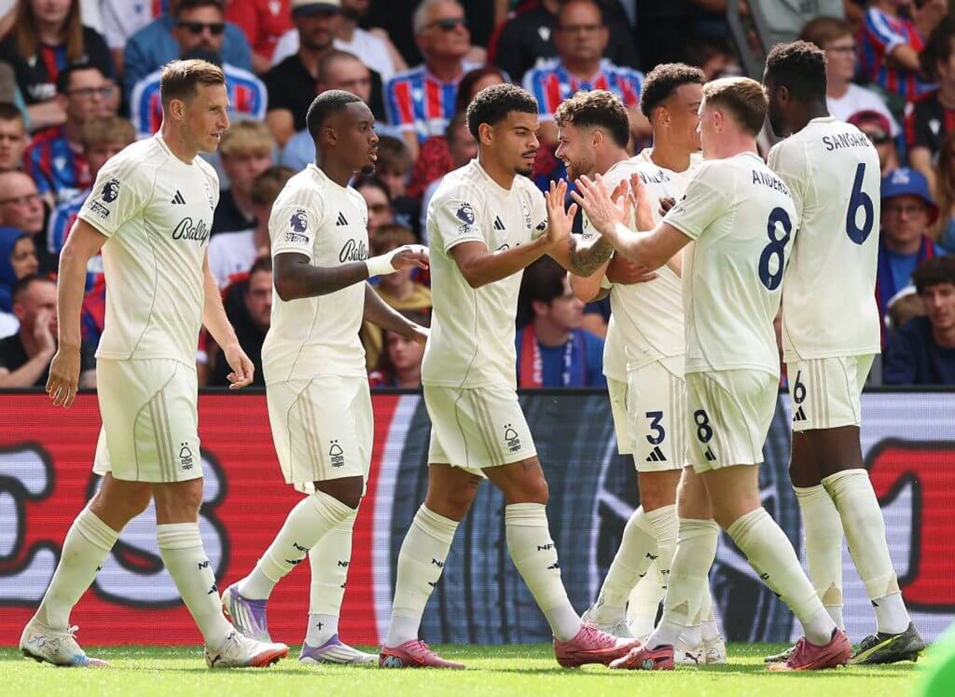 Callum Hudson-Odoi ăn mừng cùng đồng đội, cầu thủ nổi bật của Nottingham Forest