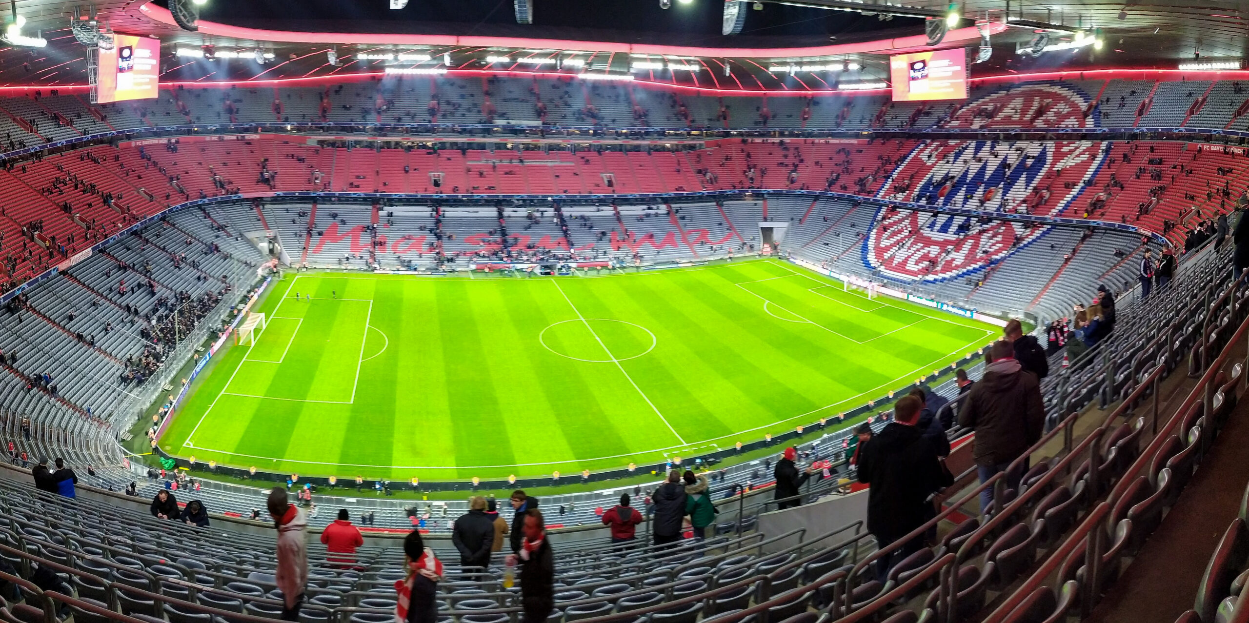 Toàn cảnh bên trong Allianz Arena, sân nhà của Bayern München