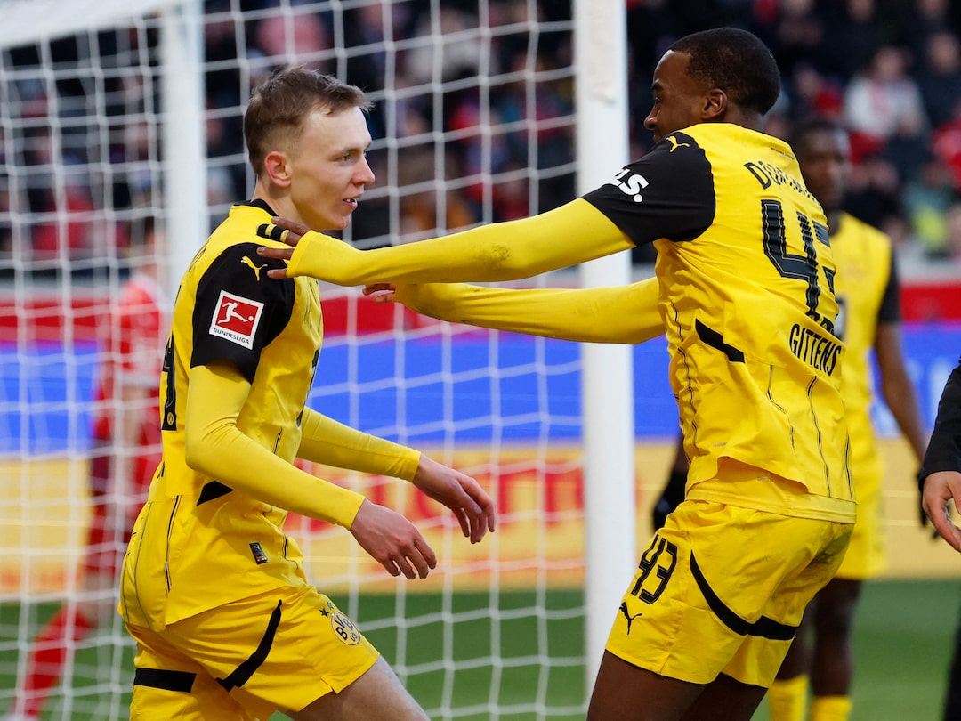 Khoảnh khắc tranh chấp bóng giữa cầu thủ Heidenheim và Dortmund tại Bundesliga 2025