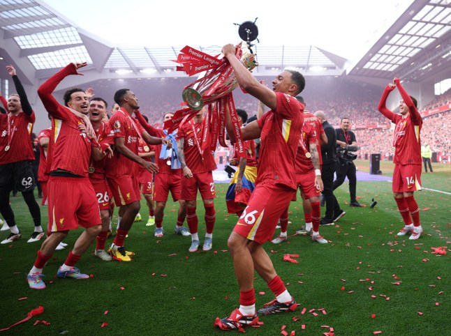 Trent Alexander-Arnold ăn mừng chức vô địch Premier League 2025