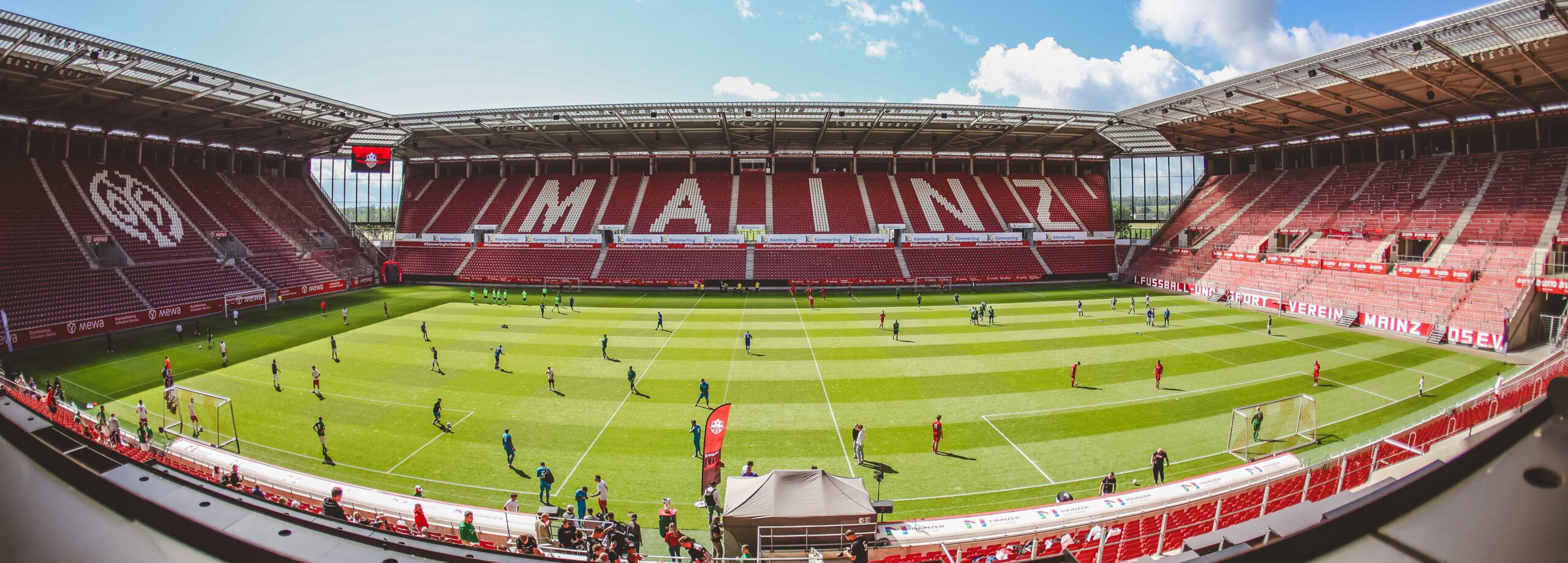 Hình ảnh MEWA ARENA, sân nhà của Mainz 05, nơi diễn ra trận đấu ngày 13/09/2025.