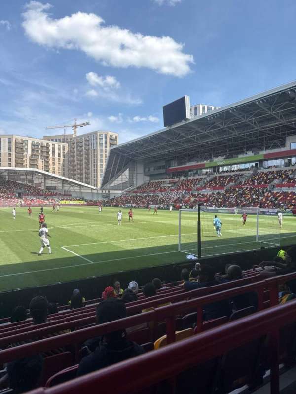 Khung cảnh sân vận động Gtech Community Stadium, nơi diễn ra trận Brentford vs Chelsea ngày 14/09/2025