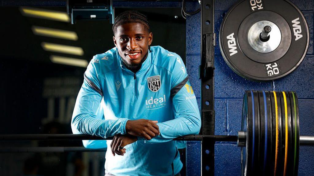 Sam Iling-Junior - tân binh West Bromwich Albion tạo dáng trong phòng gym của CLB