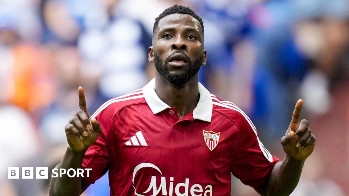 Kelechi Iheanacho ăn mừng bàn thắng cùng Sevilla