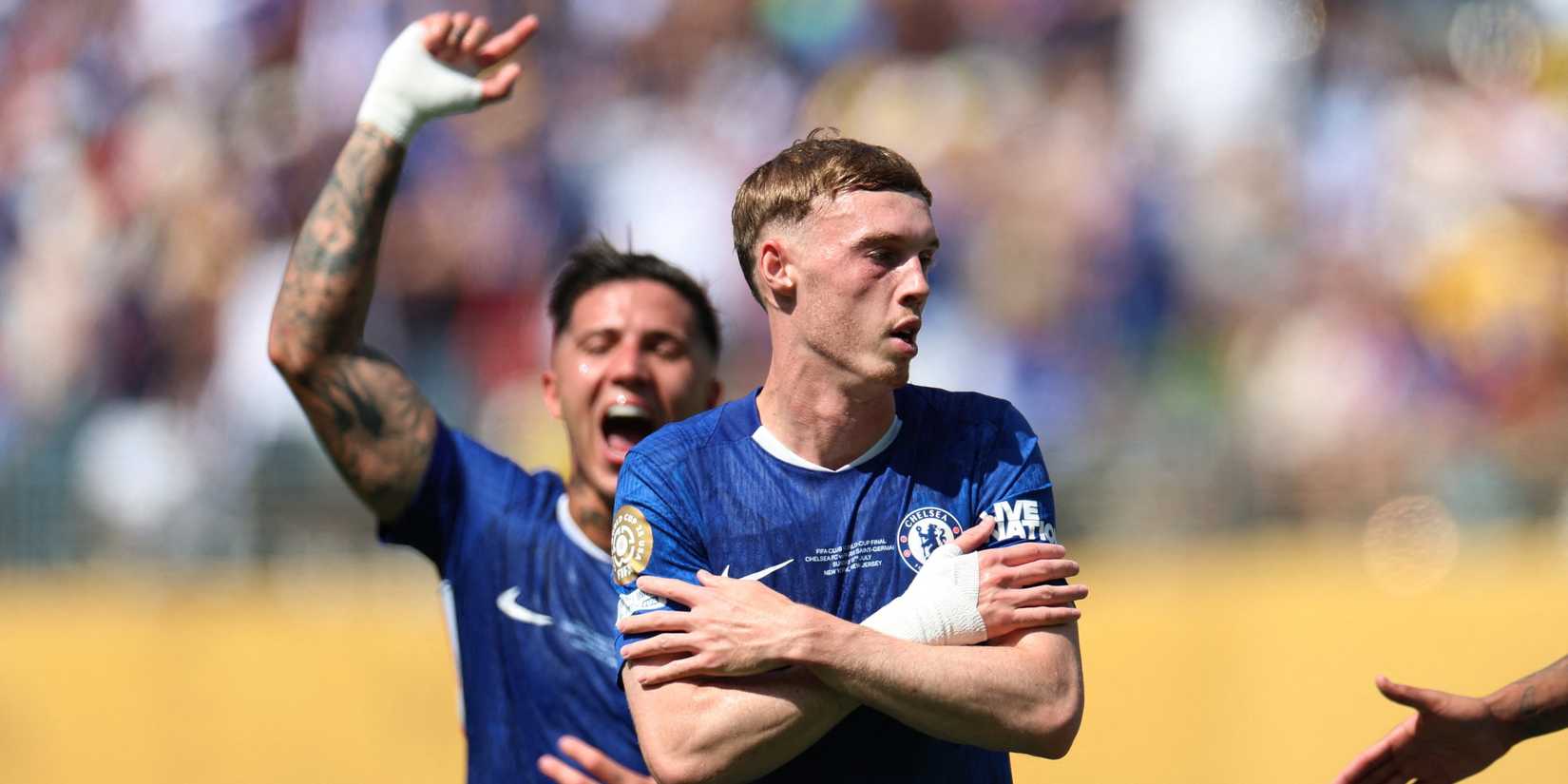 Cole Palmer ăn mừng bàn thắng cùng Enzo Fernandez