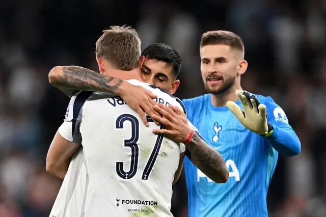 Cristian Romero và Micky van de Ven của Tottenham ăn mừng sau chiến thắng.