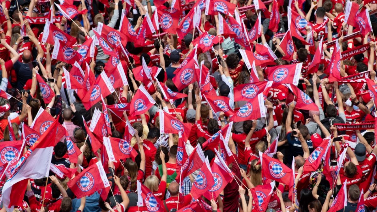 CĐV Bayern München cổ vũ đội bóng trước trận đấu lớn