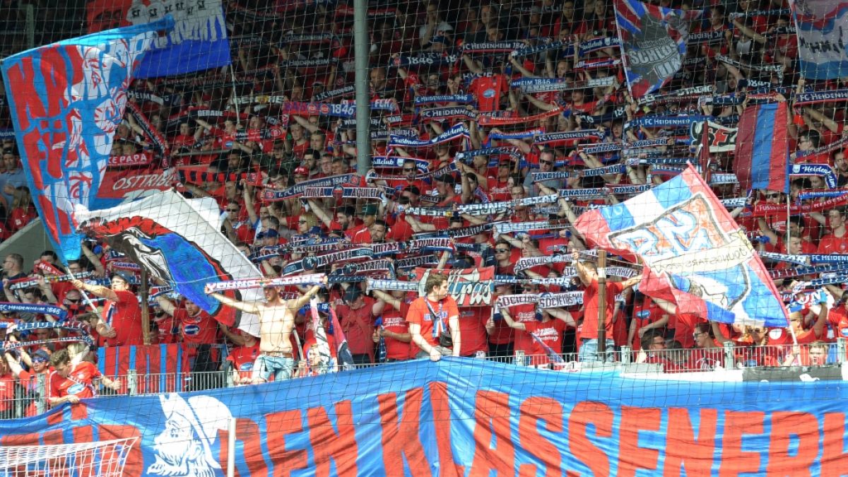 Cổ động viên 1. FC Heidenheim cổ vũ đội nhà