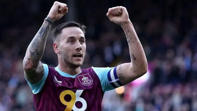 Tiền vệ Josh Brownhill ăn mừng bàn thắng – trụ cột của Burnley