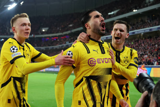 Emre Can (Borussia Dortmund) ăn mừng bàn thắng cùng đồng đội mùa 2025