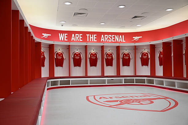 Phòng thay đồ sân Emirates với áo đấu Arsenal mùa 2025-26