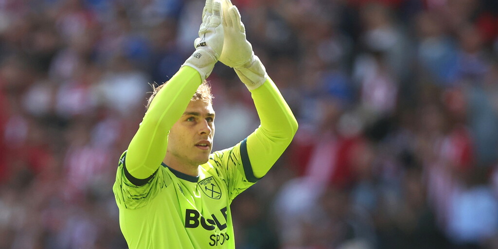Mads Hermansen thực hiện pha cứu thua xuất sắc trong màu áo West Ham