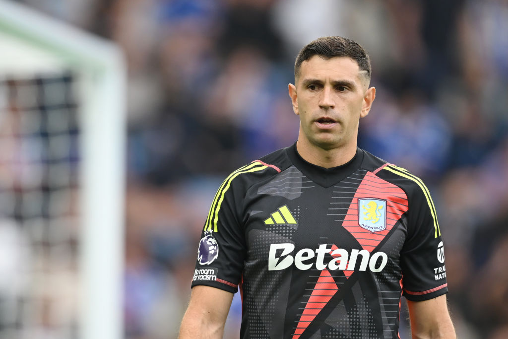 Thủ môn Emiliano Martinez Aston Villa Premier League 2025
