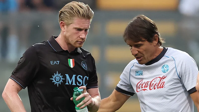 Kevin De Bruyne (Napoli) và HLV Antonio Conte, nguồn Outlook India.