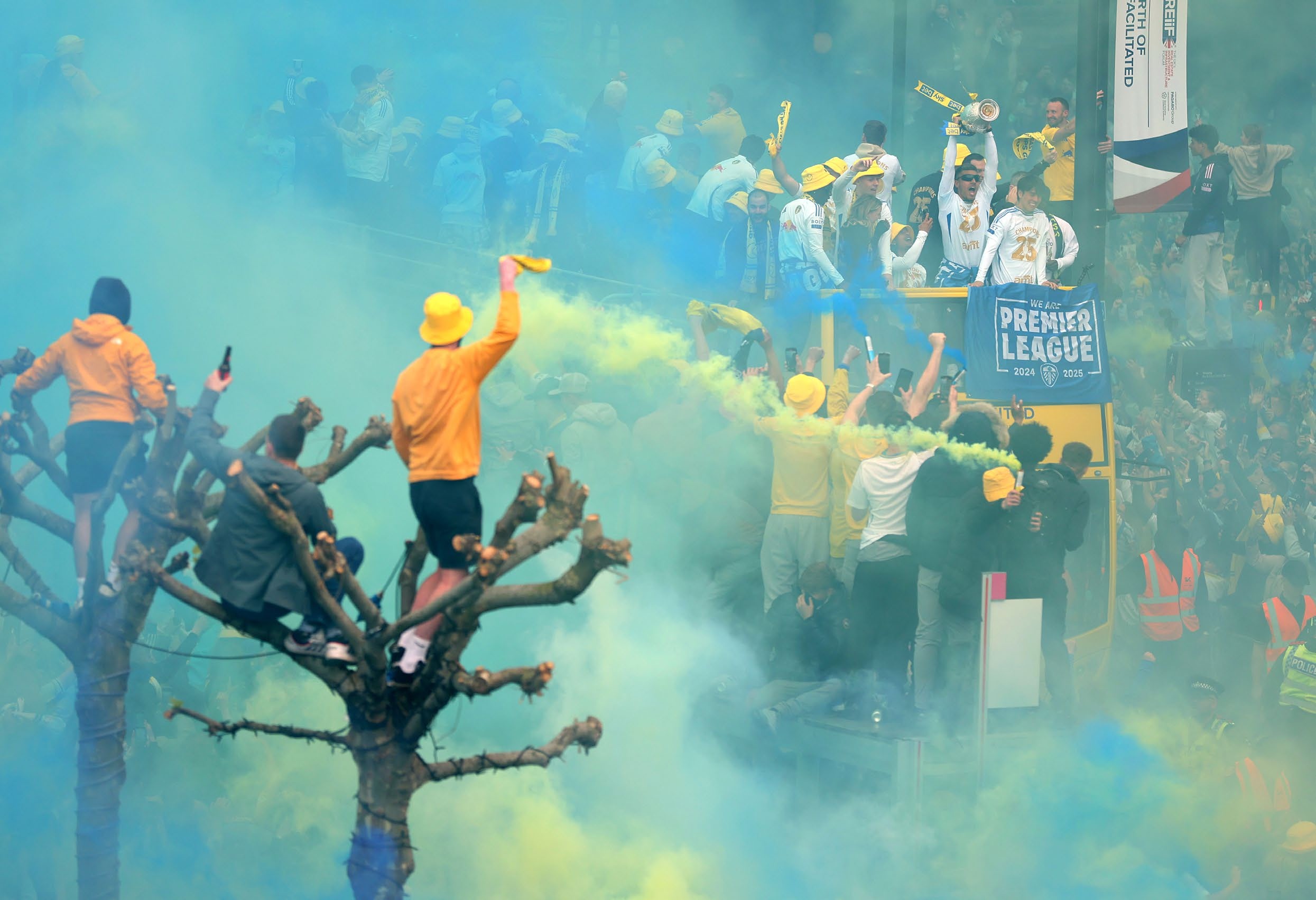 Leeds United ăn mừng chức vô địch Championship 2024/25