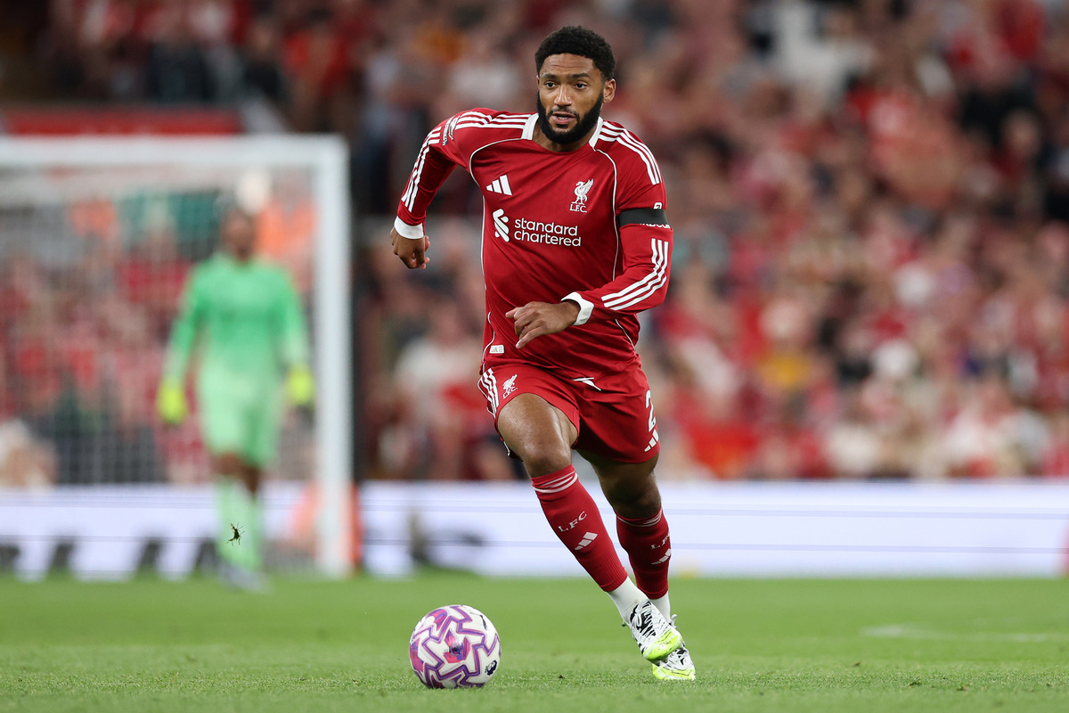 Joe Gomez phòng ngự cho Liverpool
