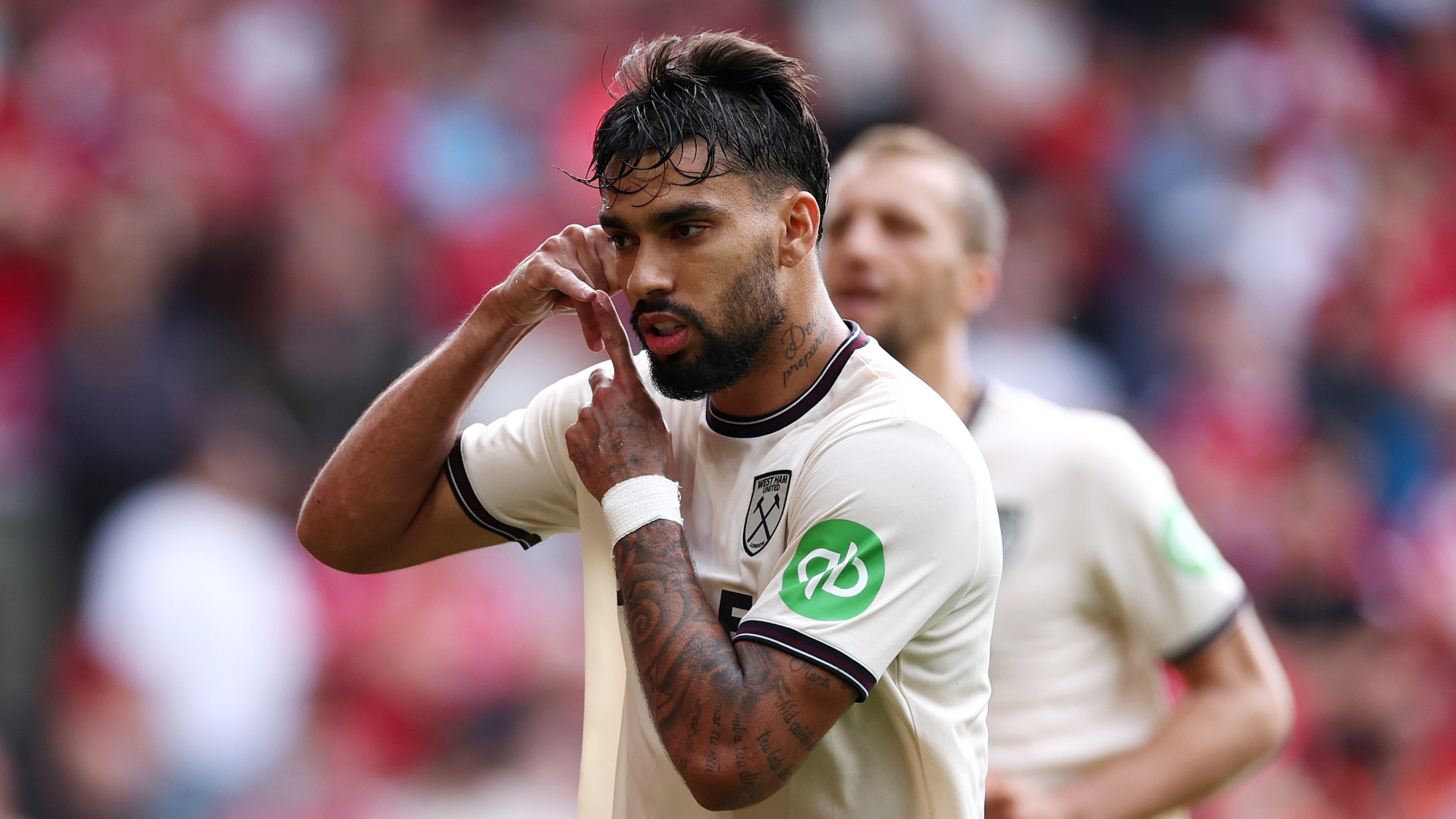 Lucas Paqueta ăn mừng bàn thắng – Biểu tượng của sự cam kết với West Ham