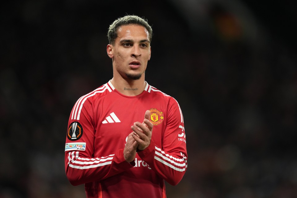 Antony chia tay Man United