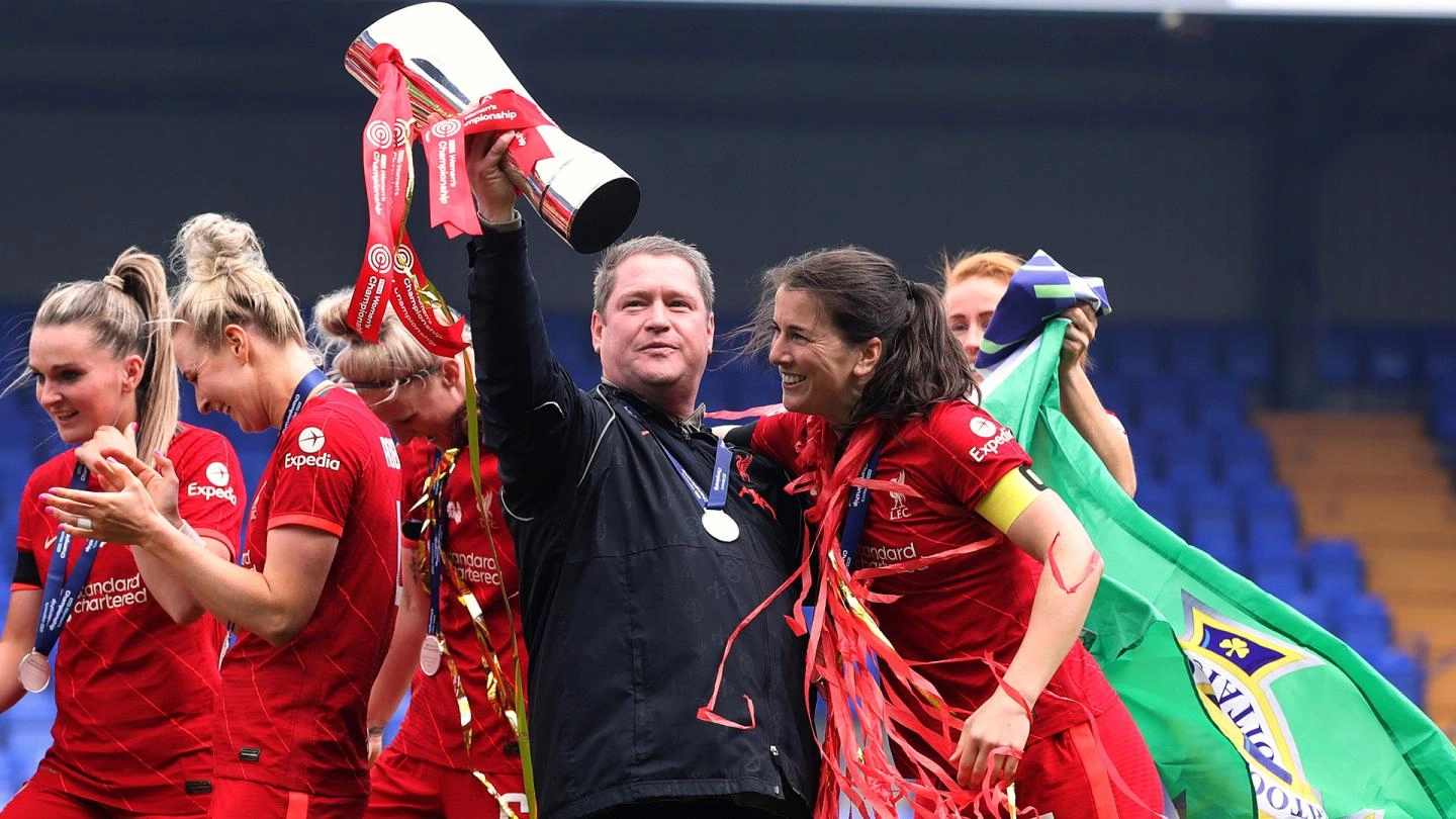 Matt Beard cùng đội trưởng Liverpool Women Niamh Fahey