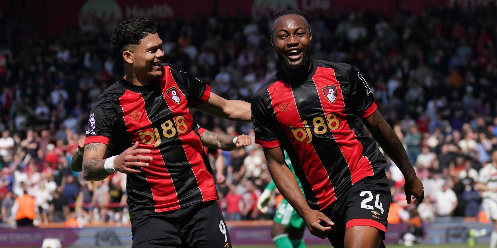 Evanilson và Semenyo ăn mừng bàn thắng Bournemouth mùa 2025