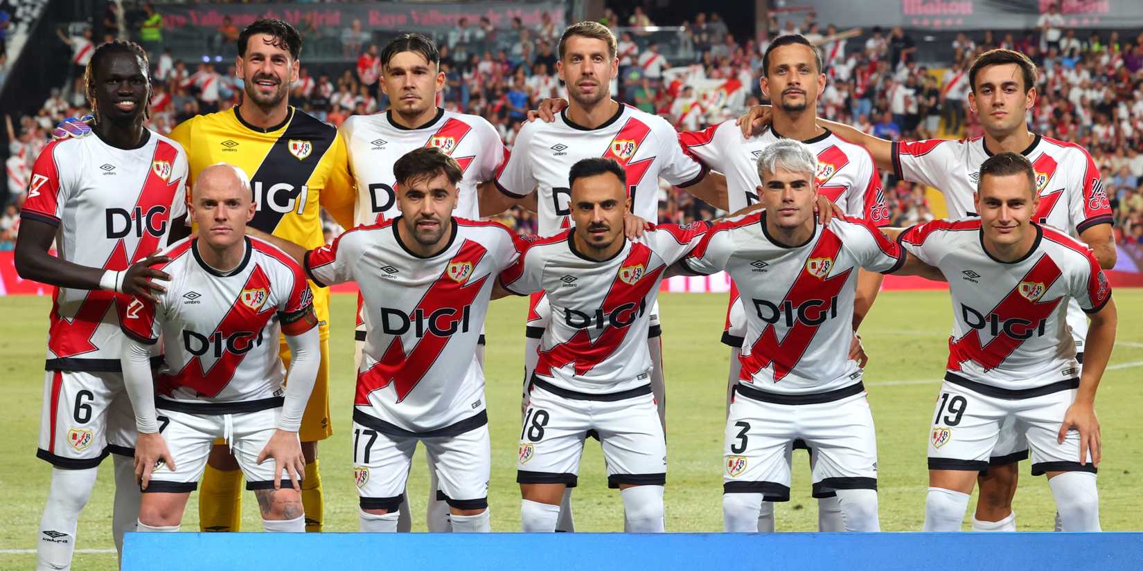 Đội hình Rayo Vallecano chụp ảnh trước trận đấu với Barcelona mùa 2025