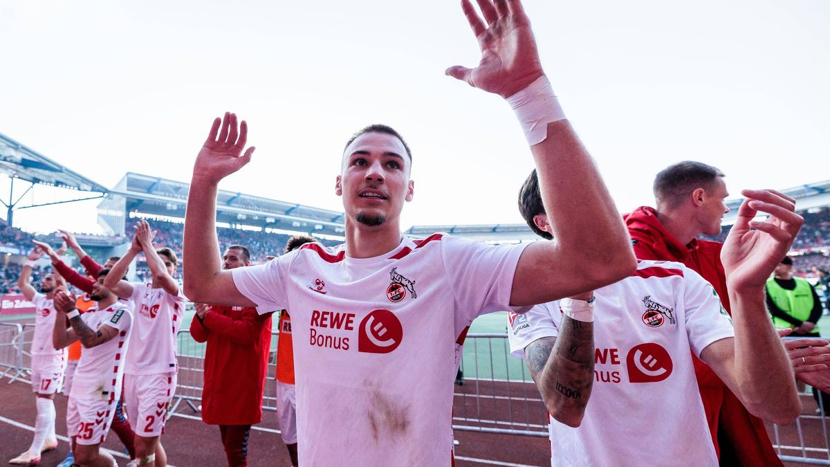 Cầu thủ 1. FC Köln ăn mừng chiến thắng cùng người hâm mộ