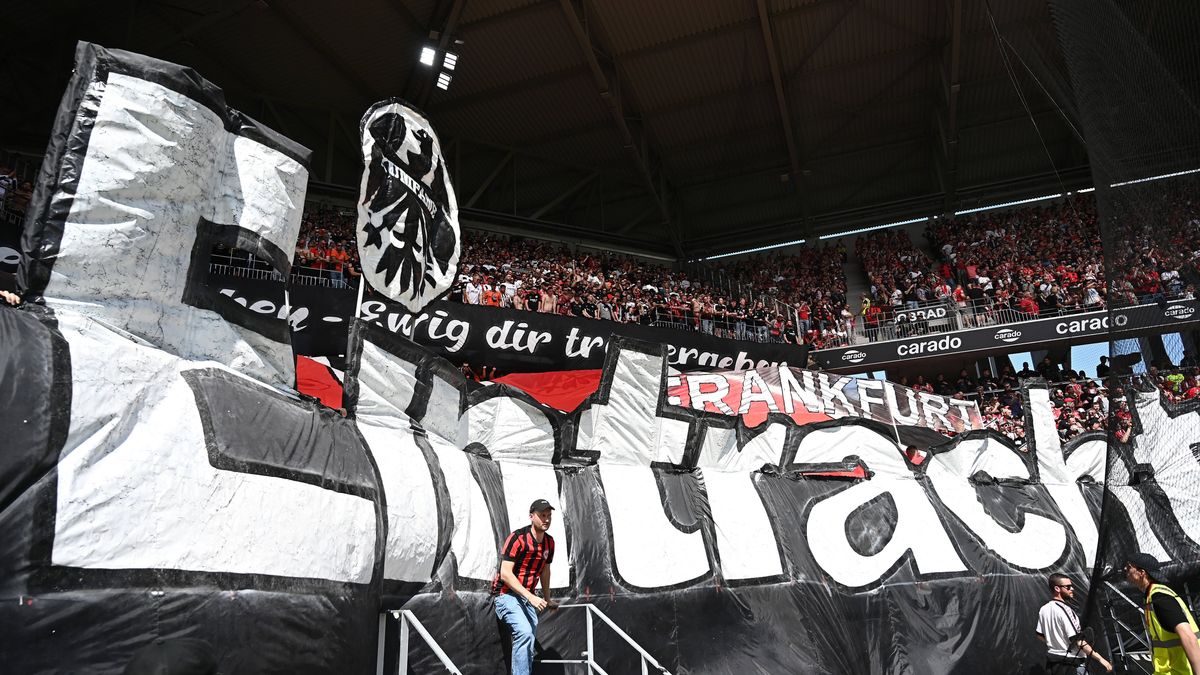 CĐV Eintracht Frankfurt cổ vũ trên khán đài Bundesliga 2025