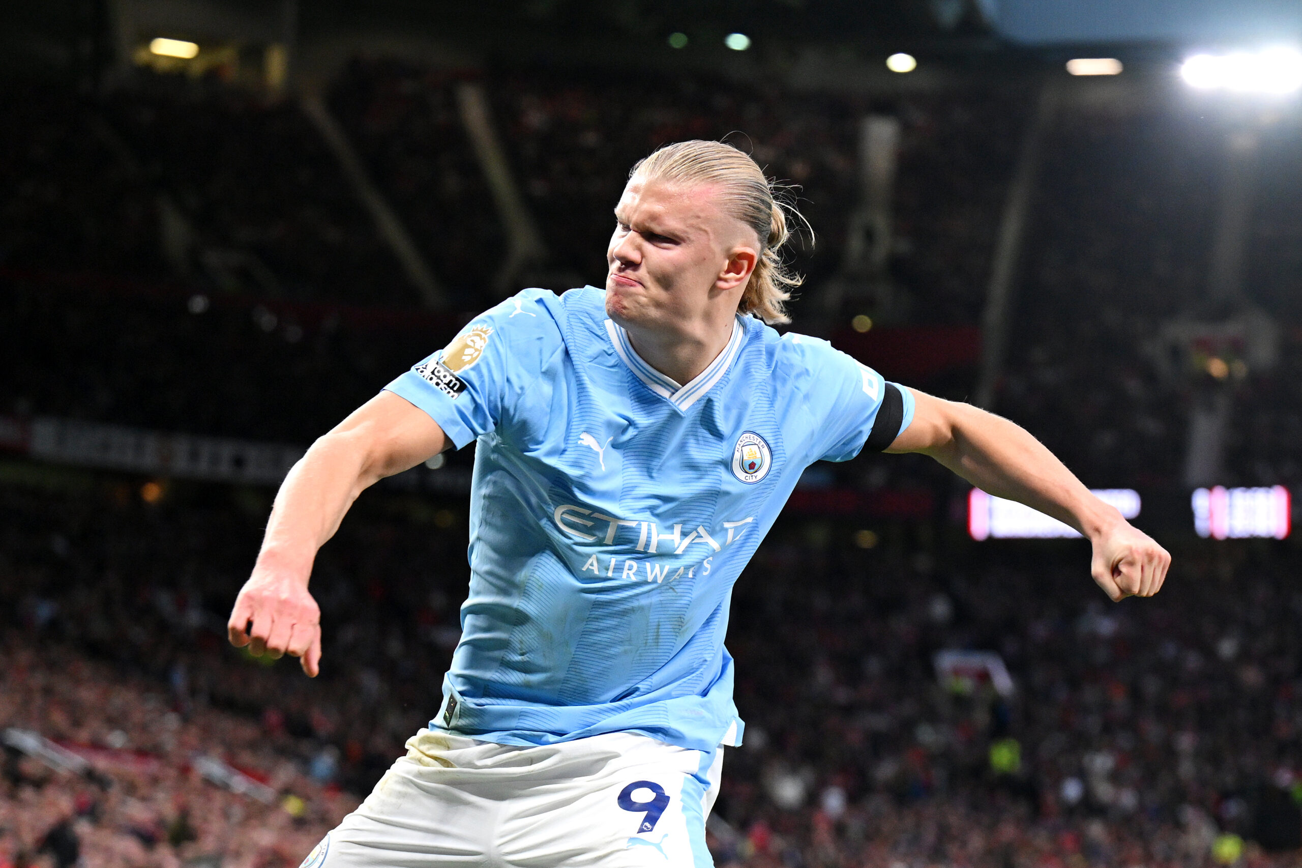 Erling Haaland ăn mừng bàn thắng cho Manchester City trước Manchester United tại Old Trafford