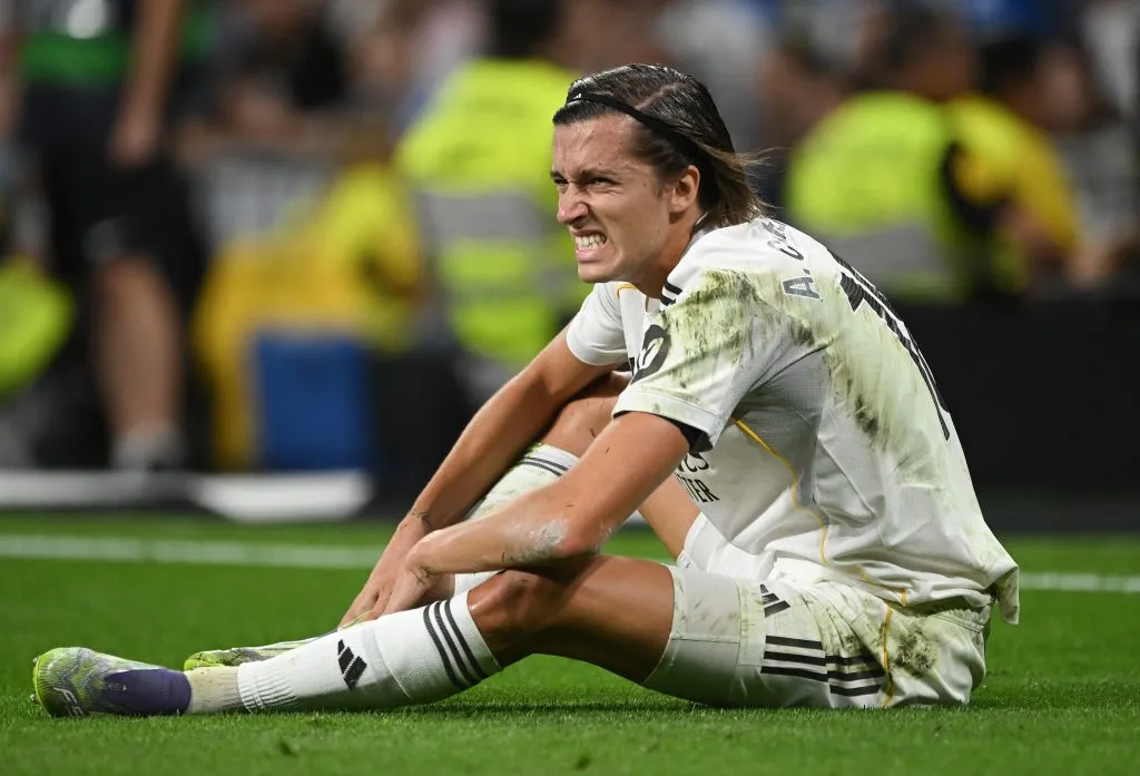 Alvaro Carreras ăn mừng cùng đồng đội Real Madrid