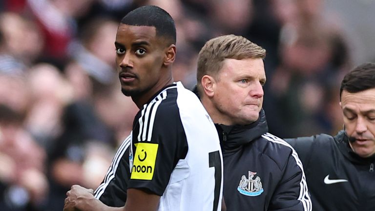 Alexander Isak và HLV Eddie Howe (Newcastle) tại St James' Park, tháng 8/2025