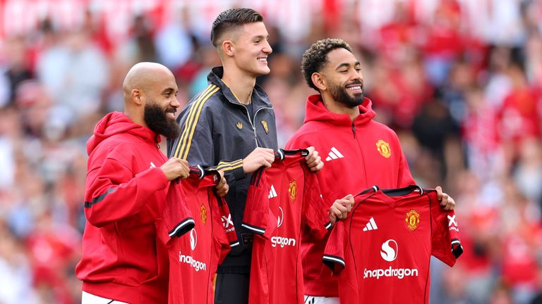 Benjamin Sesko, Matheus Cunha và Bryan Mbeumo ra mắt Man Utd