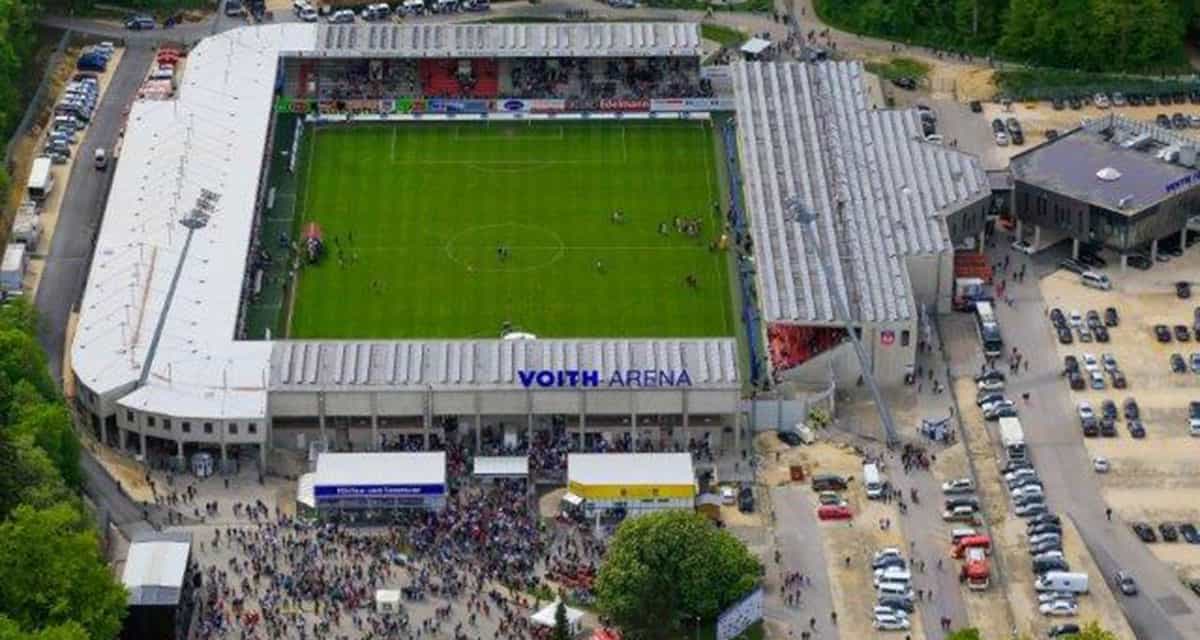 Toàn cảnh bên ngoài sân Voith-Arena, nơi diễn ra trận Heidenheim vs Dortmund